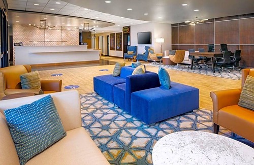 Thurston Hotel | Hotel de 3 estrellas ∙ DoubleTree by Hilton Ann Arbor, MI