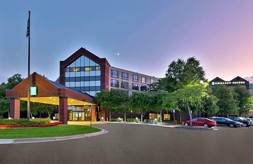 Auburn Hills Hotel | Hotel de 4 estrellas ∙ Embassy Suites by Hilton Auburn Hills
