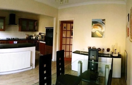 Basingstoke Casa | 3 Piso adosado ejecutivo moderno. Central de Basingstoke, con estacionamiento