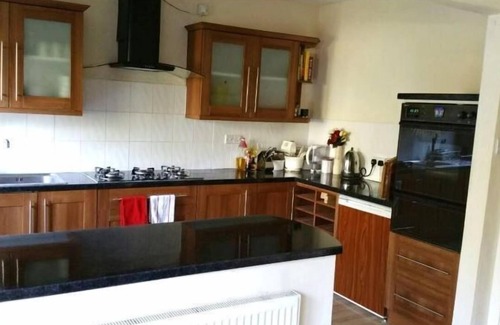 Basingstoke Casa | 3 Piso adosado ejecutivo moderno. Central de Basingstoke, con estacionamiento