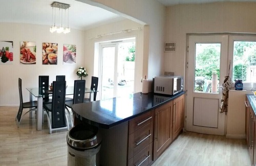 Basingstoke Casa | 3 Piso adosado ejecutivo moderno. Central de Basingstoke, con estacionamiento