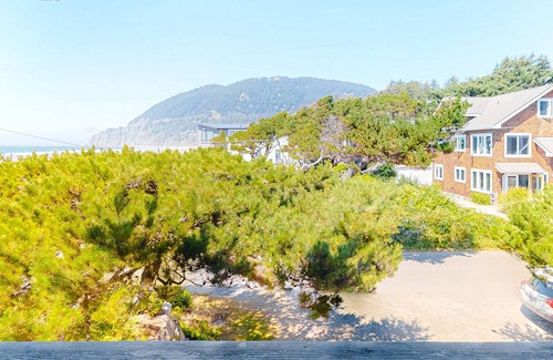 Manzanita Condominio | 3-story beachfront condominium with beach access, W/D, gas fireplace, and decks