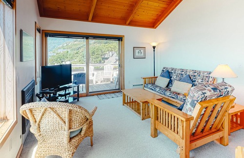 Manzanita Condominio | 3-story beachfront condominium with beach access, W/D, gas fireplace, and decks