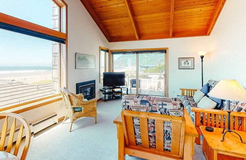 Manzanita Condominio | 3-story beachfront condominium with beach access, W/D, gas fireplace, and decks