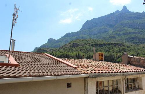 Monistrol de Montserrat Apartamento | 3-Story Gaudi Building with Montserrat Stone