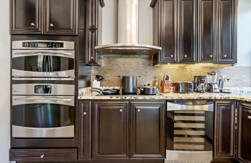 Shadyside Casa | 3-Story Historic Home | Steam Shower | 3 King Beds