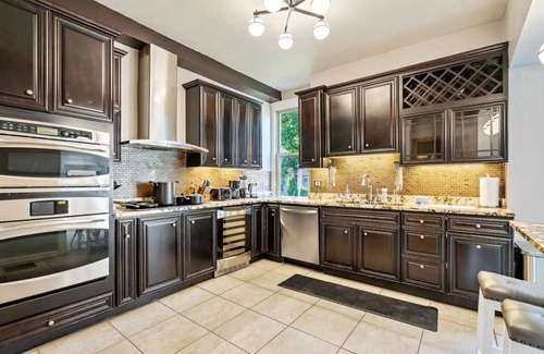 Shadyside Casa | 3-Story Historic Home | Steam Shower | 3 King Beds