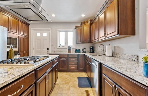 Shadyside Apartamento | 3 Story home w/10 beds & Free off-street parking