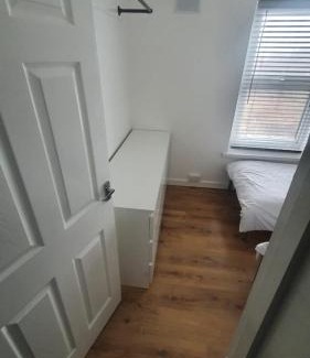 Abercwmboi Apartamento | 3 Story House near Bike park Wales & zip world