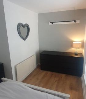 Abercwmboi Apartamento | 3 Story House near Bike park Wales & zip world