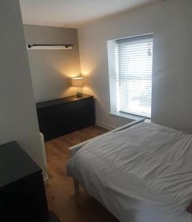 Abercwmboi Apartamento | 3 Story House near Bike park Wales & zip world