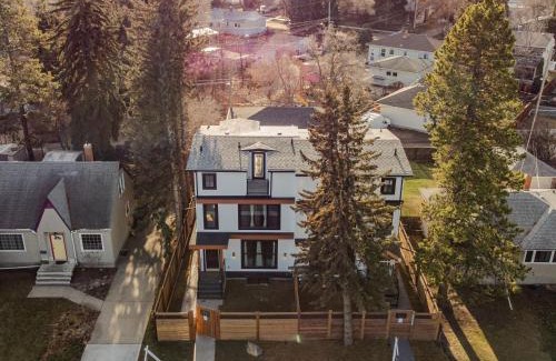 Southside Casa | 3 Story Luxury Cozy Sleek Home
