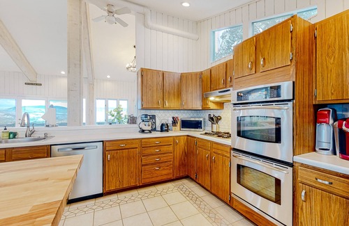 Campton Casa | 3-story mountain-view home with fireplace, grill, fast WiFi, deck, streaming, AC