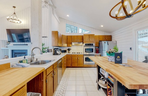 Campton Casa | 3-story mountain-view home with fireplace, grill, fast WiFi, deck, streaming, AC