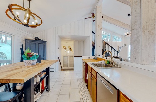 Campton Casa | 3-story mountain-view home with fireplace, grill, fast WiFi, deck, streaming, AC