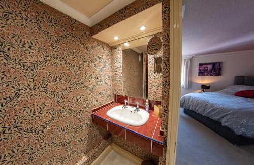 Newport Apartamento | 3, The Dolphin, 49 Quay Street - Stunning apartment - Quintessential - Quay views - Sleeps 2-4 people