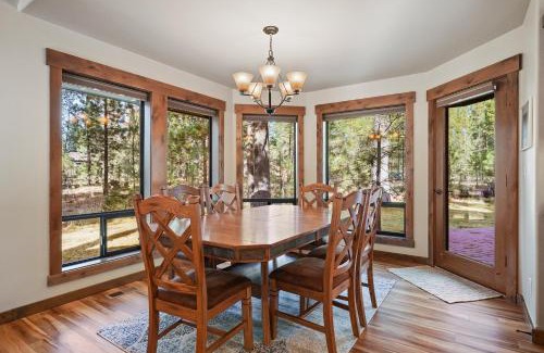 Sunriver Casa | 3 Tumalo with Wood Burning Fireplace