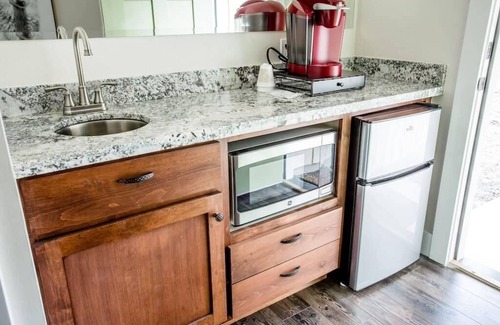 Medford Apartamento | 3 units of 5 bedrooms, 4 bathrooms, murphy bed, sofa sleeper, pool & hot tub.