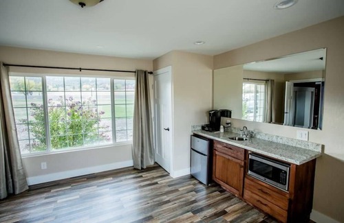 Medford Apartamento | 3 units of 5 bedrooms, 4 bathrooms, murphy bed, sofa sleeper, pool & hot tub.