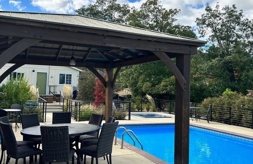Medford Apartamento | 3 units of 5 bedrooms, 4 bathrooms, murphy bed, sofa sleeper, pool & hot tub.