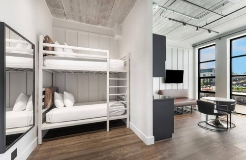 East Nashville Hotel | 3 Vibrant Urban Rooms Near Downtown Excitement – Music City Awaits!