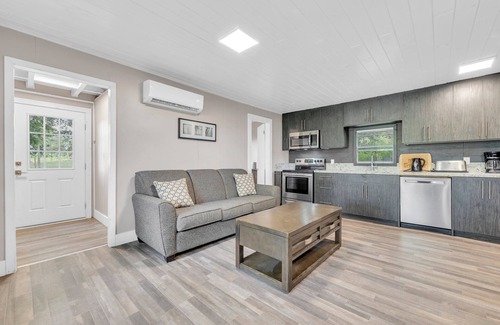 Centre Hastings Cabaña | 3 Waterfront Cottages with Large Dock - Sleeps 16