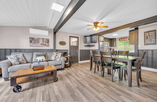 Centre Hastings Cabaña | 3 Waterfront Cottages with Large Dock - Sleeps 16