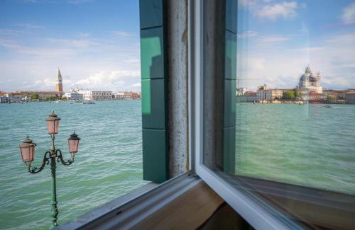 Isola San Giorgio Maggiore Apartamento | 3 Windows on St Mark - Waterfront Apartment