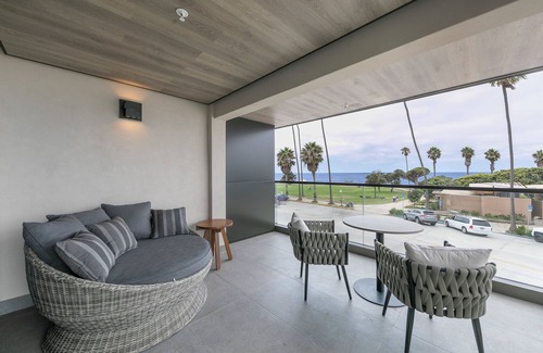 Village of La Jolla Hotel | 3 x Shores VIP Corner Penthouse at Accommodation at La Jolla Cove Hotel