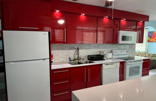 San Juan Apartamento | 30 Day Minimum- 3BR & 2BA Family Retreat – Walk to Ocean