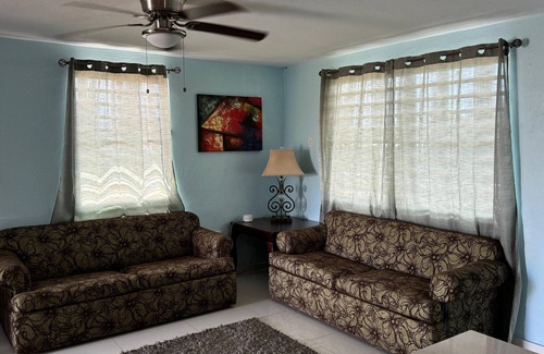 San Juan Apartamento | 30 Day Minimum- 3BR & 2BA Family Retreat – Walk to Ocean