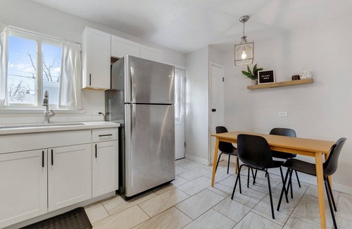 Harvey Park Casa | 30+ Day, Pet Friendly, King-Size Bed - 15 Min to Downtown!