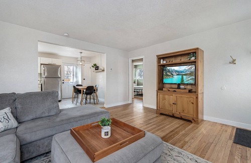 Harvey Park Casa | 30+ Day, Pet Friendly, King-Size Bed - 15 Min to Downtown!
