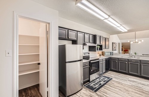 Wetmore Casa | 30+ Day Rental - Charming 2-bedroom Town HM - 1 Car Garage with WiFi, AC