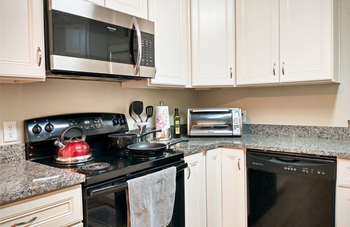Ventura Casa | 30 Day Stay Home Near Airport, Disney, Community Pool
