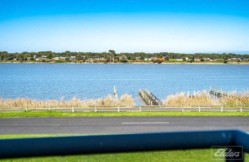 Goolwa North Casa | 30 Liverpool Road - waterfront stunner