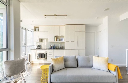 Toronto Entertainment District Condominio | 30 Nelson St., Unit 2705 · Stunning 1BR Condo in Financial District + Parking