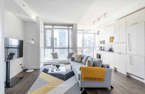 Toronto Entertainment District Condominio | 30 Nelson St., Unit 2705 · Stunning 1BR Condo in Financial District + Parking