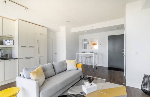 Toronto Entertainment District Condominio | 30 Nelson St., Unit 2705 · Stunning 1BR Condo in Financial District + Parking