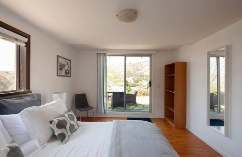 Eastern Malibu Casa | 30 PCT OFF! Malibu Serene Cottage with King Bed, Beach, BBQ