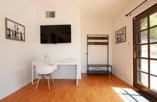Eastern Malibu Casa | 30 PCT OFF! Malibu Serene Cottage with King Bed, Beach, BBQ