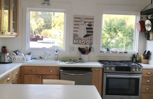 Stinson Beach Casa | White Beach House: pasos del océano y las vistas, bañera de hidromasaje $ 475 / noche excepto festivos