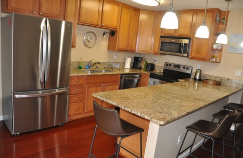 Monterey Condominio | 300 Glenwood Circle 1 bd Condo - Charm, Quiet, Spacious with Pool, Gym, Balcony