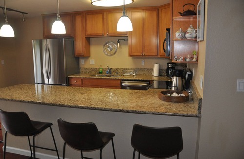 Monterey Condominio | 300 Glenwood Circle 1 bd Condo - Charm, Quiet, Spacious with Pool, Gym, Balcony