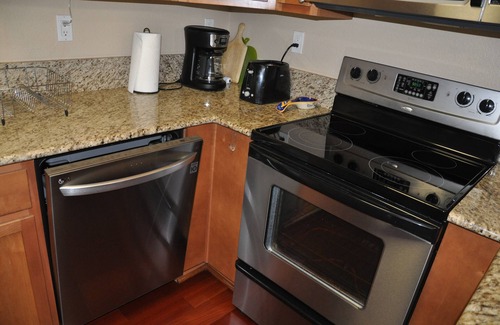 Monterey Condominio | 300 Glenwood Circle 1 bd Condo - Charm, Quiet, Spacious with Pool, Gym, Balcony