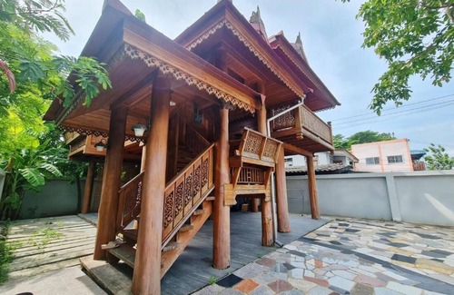 Bang Khen Casa | Casa de madera de 300 años con 3 dormitorios y gran patio.
