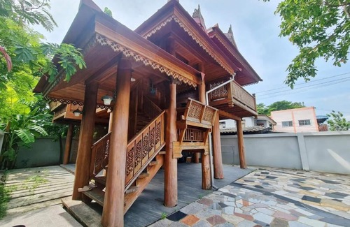 Bang Khen Casa | 300 Years Old Wooden House w 3 Bedrooms and big Yard