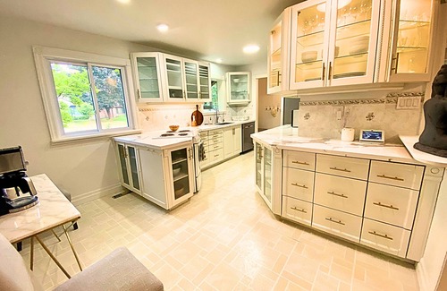 Halton Regional Municipality Casa | 3000 sqft+Oasis+fire place+Bar+Game room+ping-pong+BBQ+fountain+skylights+market