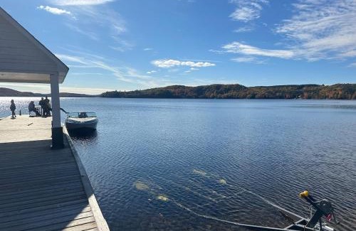 Dwight Casa | 3000SF Modern Cottage Algonquin, Muskoka 4 bedrooms 6 beds3 baths