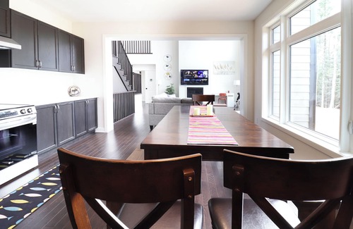 Dwight Casa | 3000SQF Private Retreat Modern Cottage AC Fibre Wifi Muskoka Algonquin
